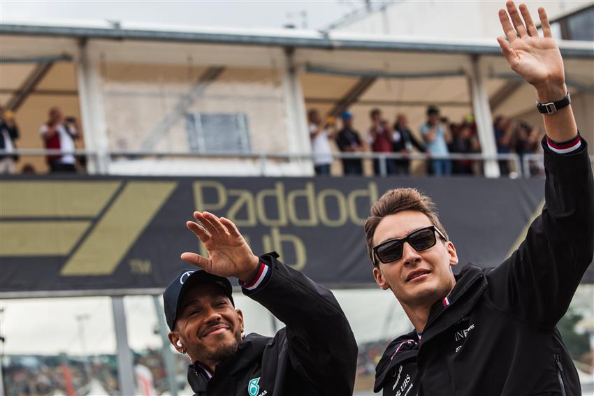 F1 drivers waving
